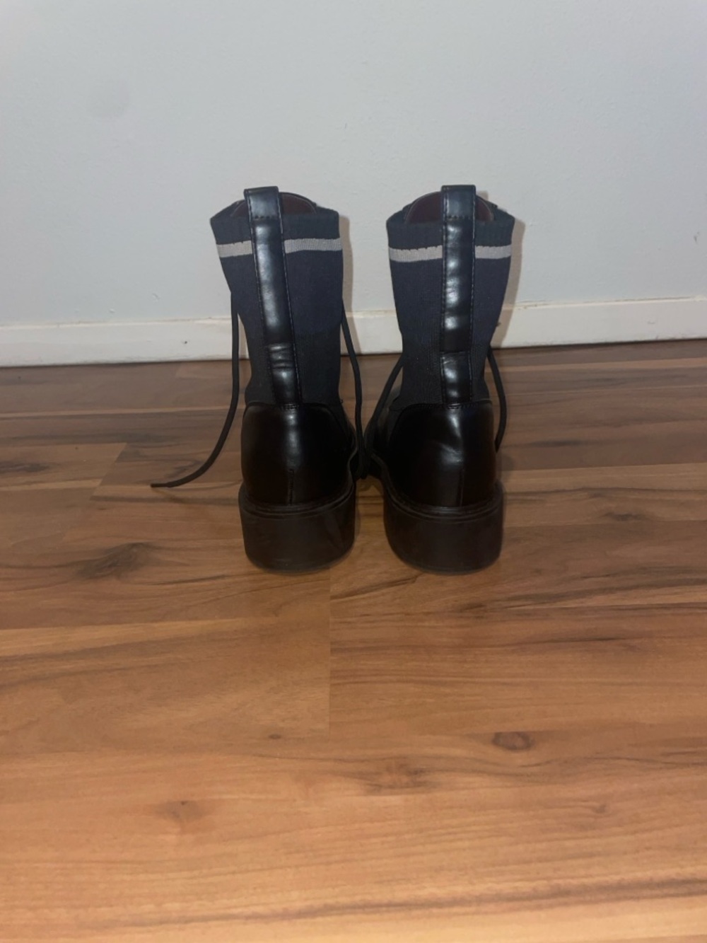 Tommy Hilfiger size 7.5 Black Leather Lace-Up Combat Moto Boots Like New - Picture 3 of 6